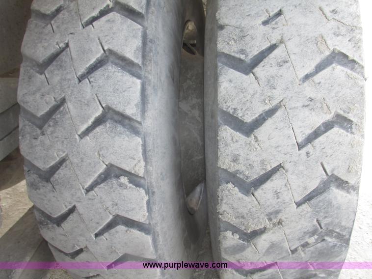 image for item G9763 1995 Ford LT9000 mixer truck