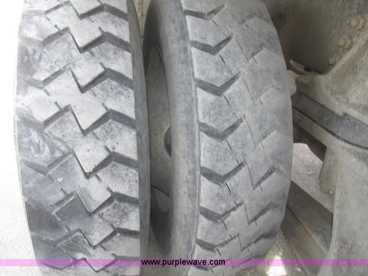 image for item G9763 1995 Ford LT9000 mixer truck