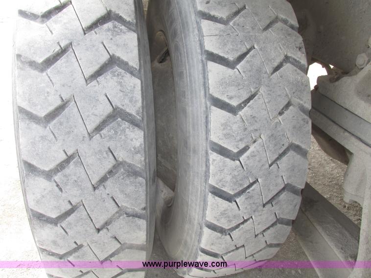 image for item G9763 1995 Ford LT9000 mixer truck