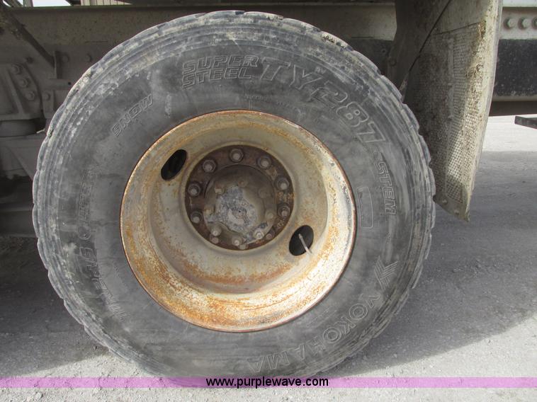 image for item G9763 1995 Ford LT9000 mixer truck