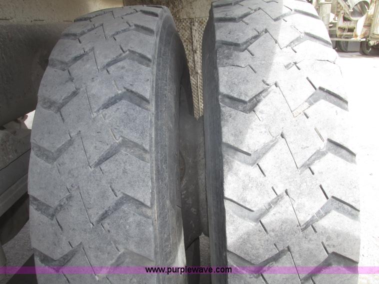 image for item G9763 1995 Ford LT9000 mixer truck