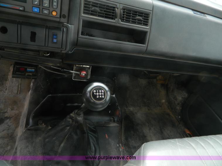 image for item H2264 1998 Chevrolet C6500 flatbed truck