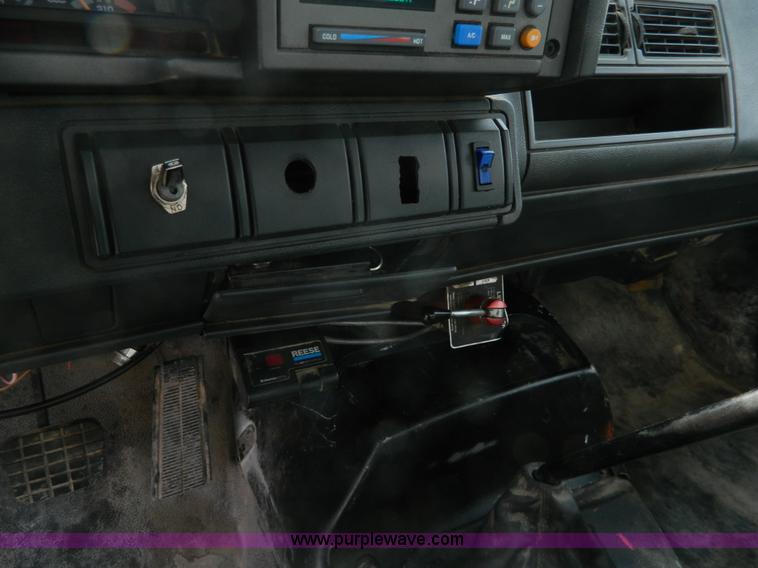 image for item H2264 1998 Chevrolet C6500 flatbed truck