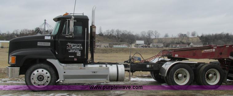 image for item H7565 1993 Mack CH613 semi truck
