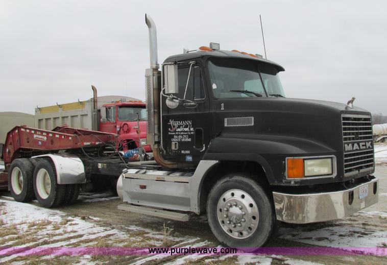 image for item H7565 1993 Mack CH613 semi truck