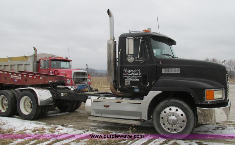 image for item H7565 1993 Mack CH613 semi truck
