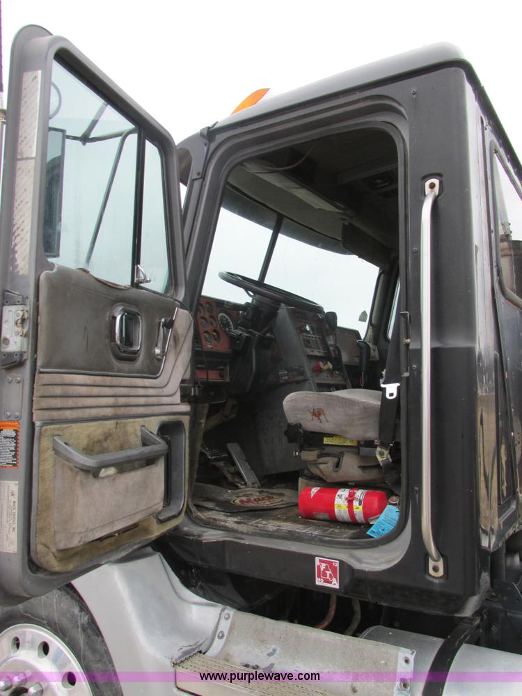 image for item H7565 1993 Mack CH613 semi truck