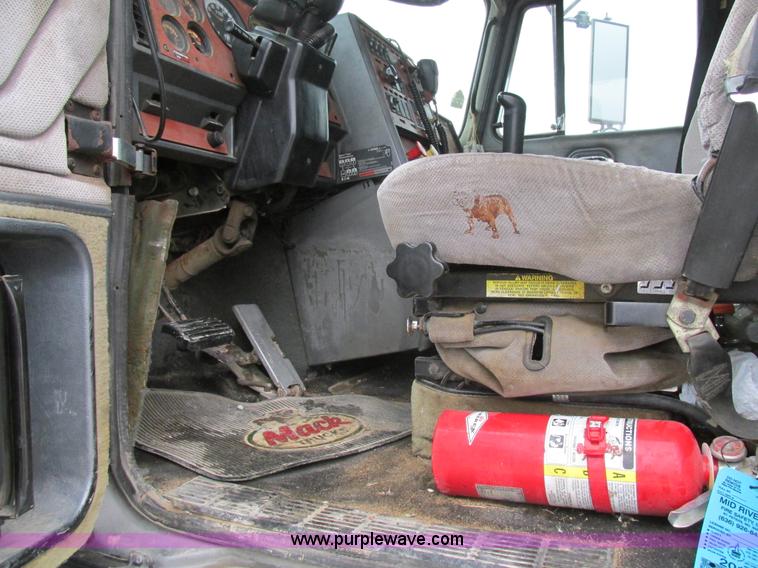 image for item H7565 1993 Mack CH613 semi truck