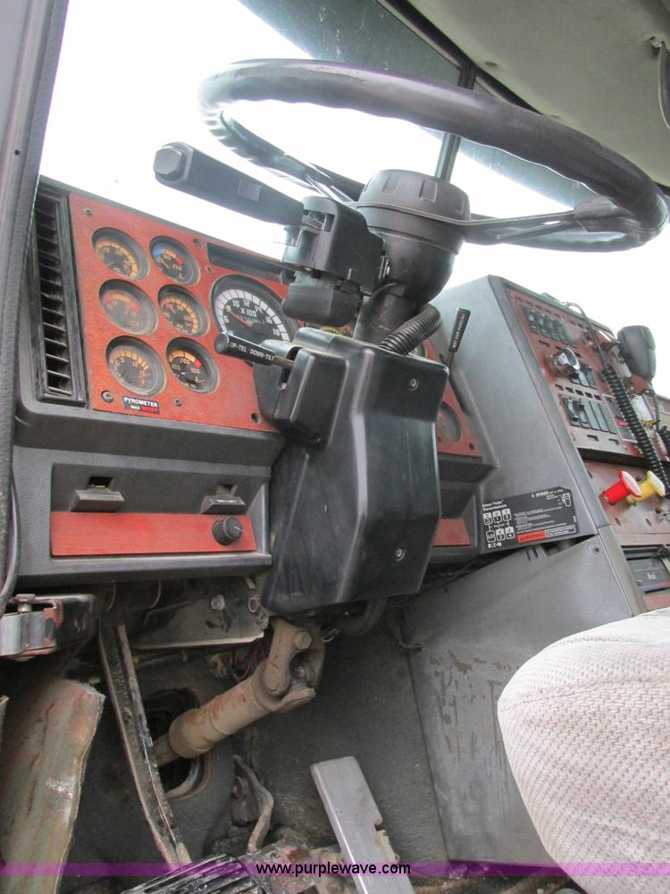 image for item H7565 1993 Mack CH613 semi truck