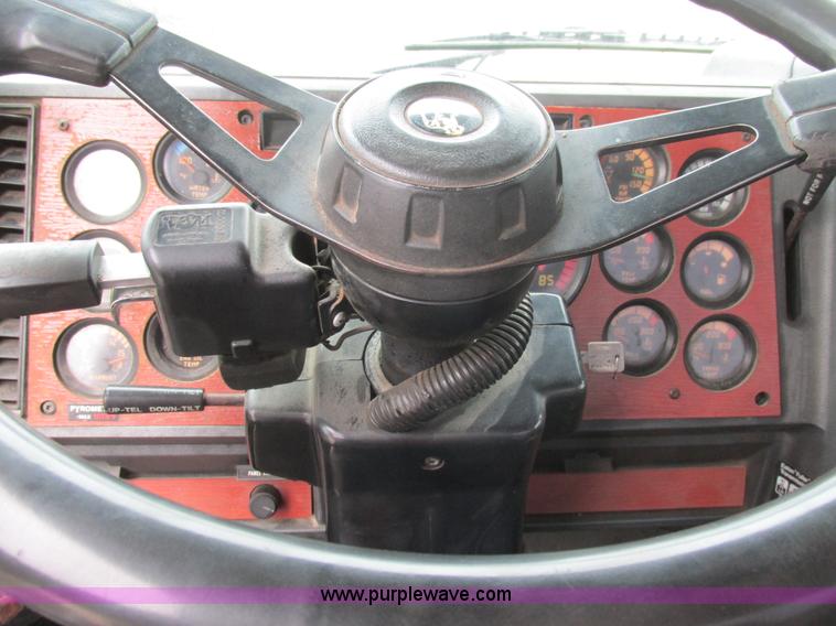 image for item H7565 1993 Mack CH613 semi truck