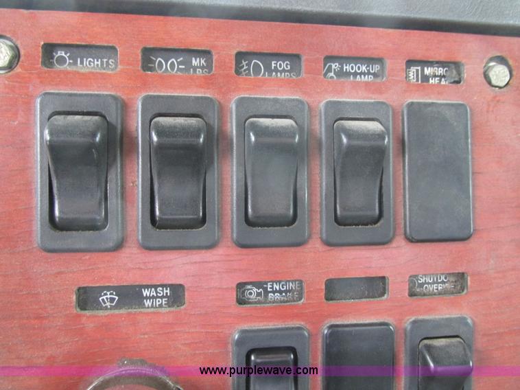 image for item H7565 1993 Mack CH613 semi truck