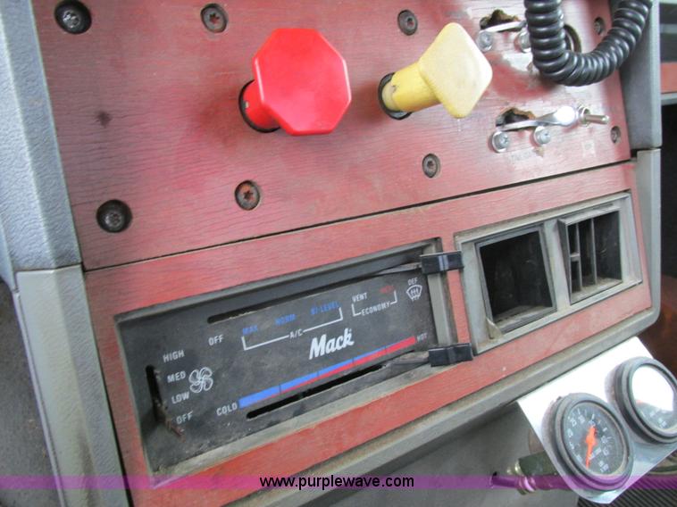 image for item H7565 1993 Mack CH613 semi truck