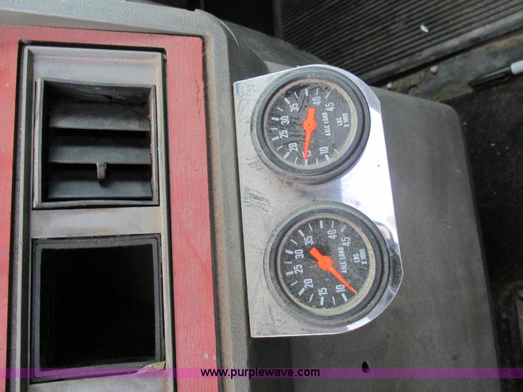 image for item H7565 1993 Mack CH613 semi truck