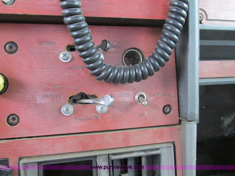 image for item H7565 1993 Mack CH613 semi truck