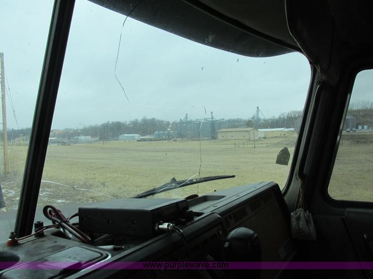 image for item H7565 1993 Mack CH613 semi truck