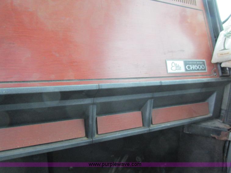 image for item H7565 1993 Mack CH613 semi truck