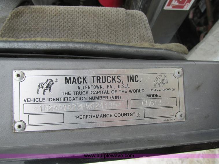 image for item H7565 1993 Mack CH613 semi truck