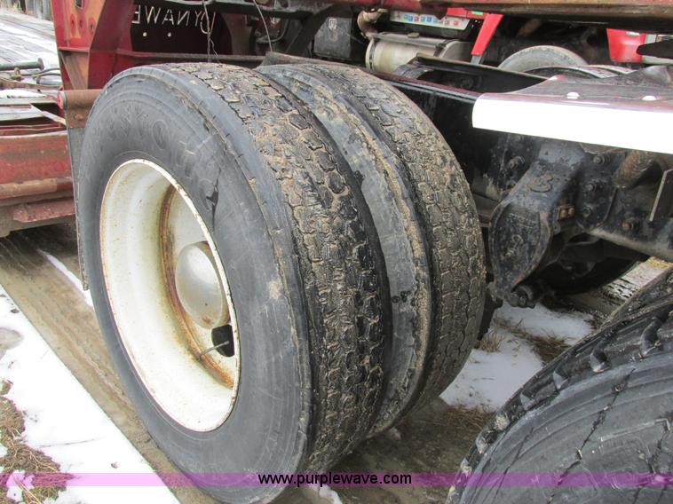 image for item H7565 1993 Mack CH613 semi truck