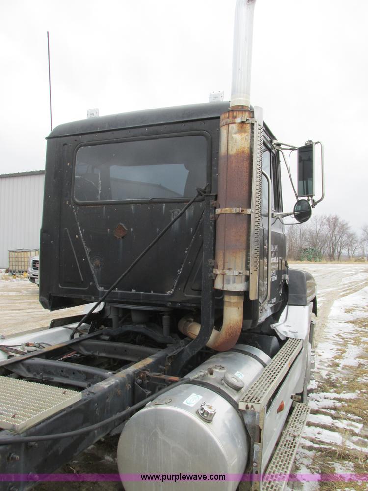 image for item H7565 1993 Mack CH613 semi truck