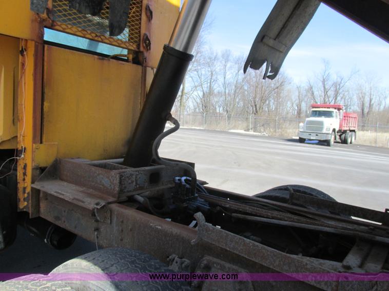 image for item H7566 1994 GMC TopKick dump truck
