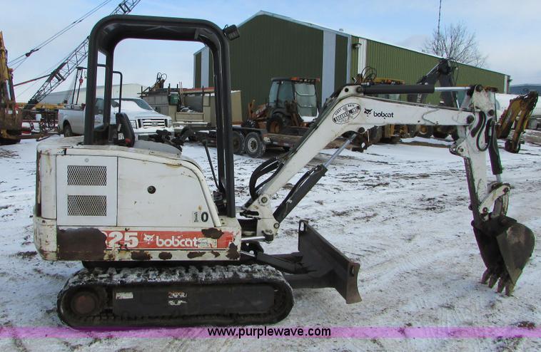 image for item I6611 1998 Bobcat X325 C series compact excavator
