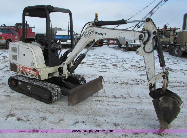 image for item I6611 1998 Bobcat X325 C series compact excavator