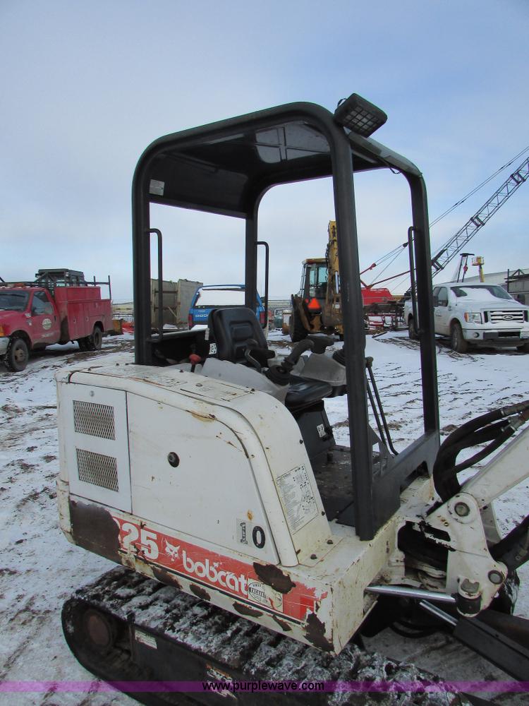 image for item I6611 1998 Bobcat X325 C series compact excavator