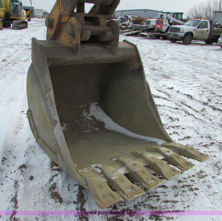 image for item I6615 2005 John Deere 330C LC excavator