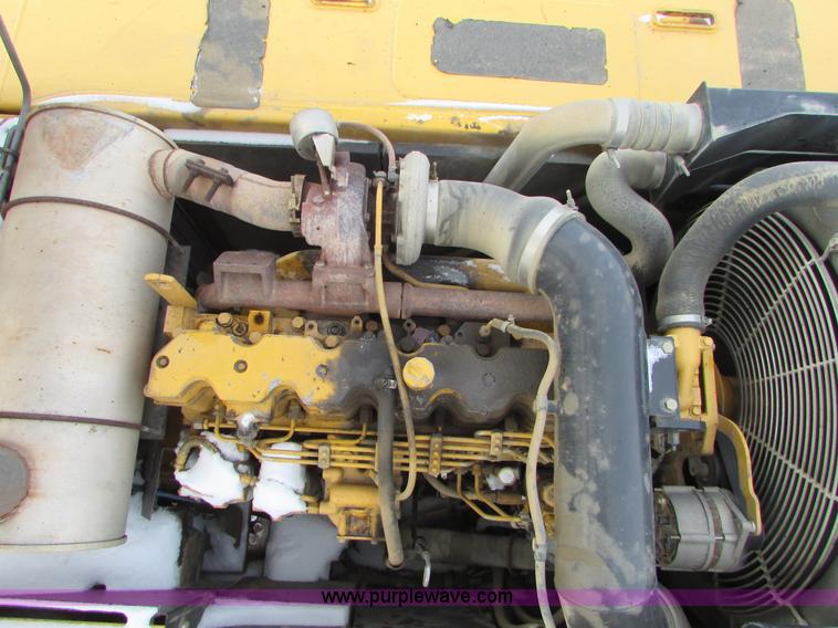 image for item I6615 2005 John Deere 330C LC excavator