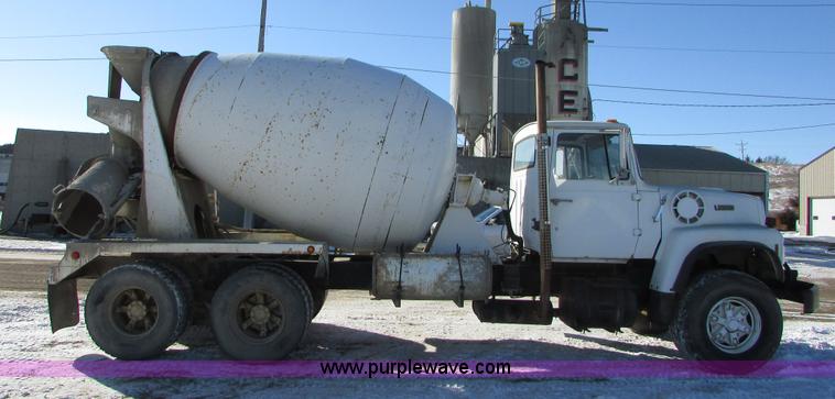 image for item I6656 1989 Ford L9000 mixer truck