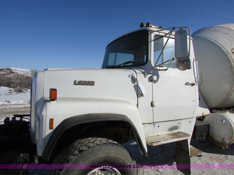 image for item I6656 1989 Ford L9000 mixer truck