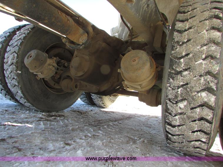 image for item I6656 1989 Ford L9000 mixer truck