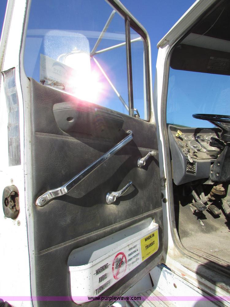 image for item I6656 1989 Ford L9000 mixer truck