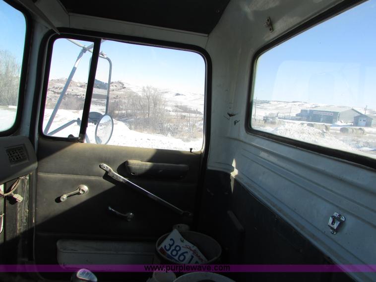 image for item I6656 1989 Ford L9000 mixer truck