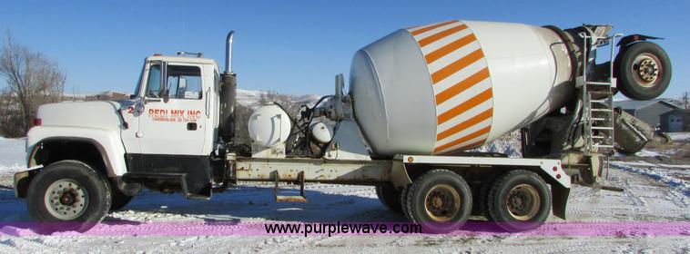 image for item I6658 1995 Ford LT9000 mixer truck