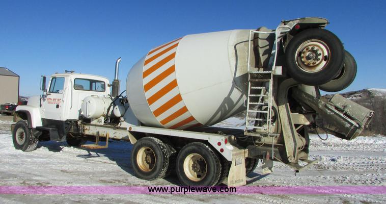 image for item I6658 1995 Ford LT9000 mixer truck