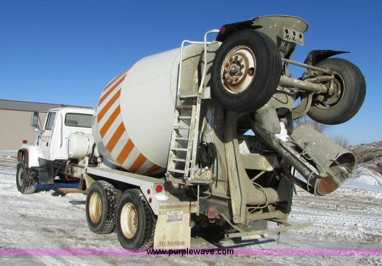 image for item I6658 1995 Ford LT9000 mixer truck