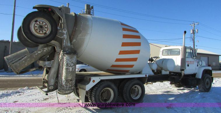 image for item I6658 1995 Ford LT9000 mixer truck