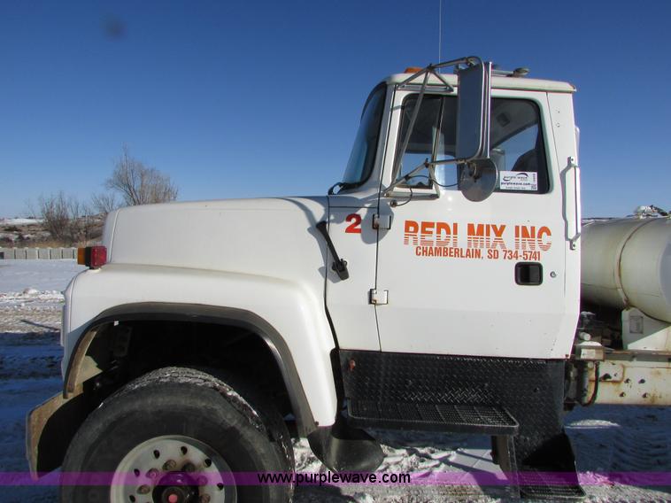 image for item I6658 1995 Ford LT9000 mixer truck