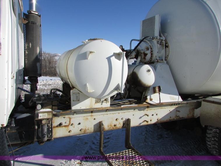 image for item I6658 1995 Ford LT9000 mixer truck