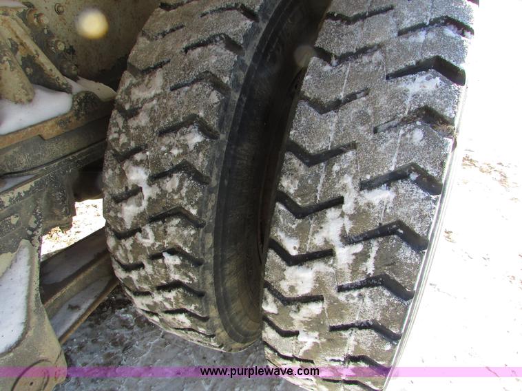 image for item I6658 1995 Ford LT9000 mixer truck