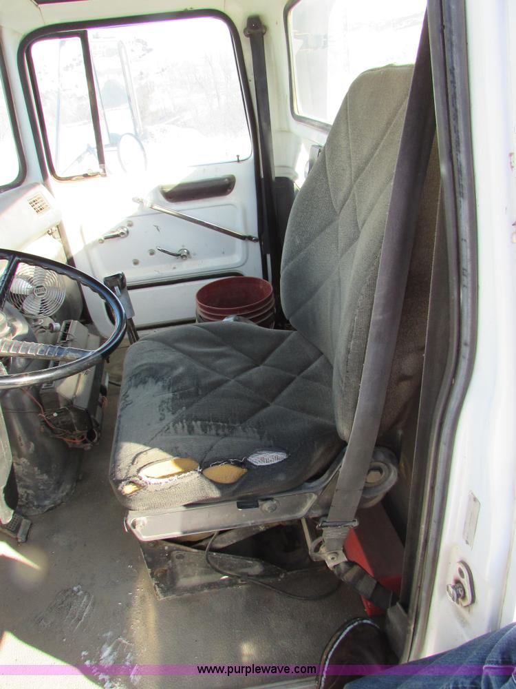 image for item I6658 1995 Ford LT9000 mixer truck