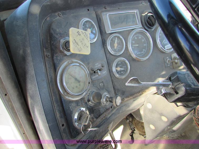 image for item I6658 1995 Ford LT9000 mixer truck