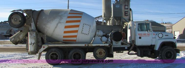 image for item I6660 1991 Ford LT9000 mixer truck