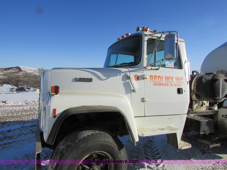 image for item I6660 1991 Ford LT9000 mixer truck