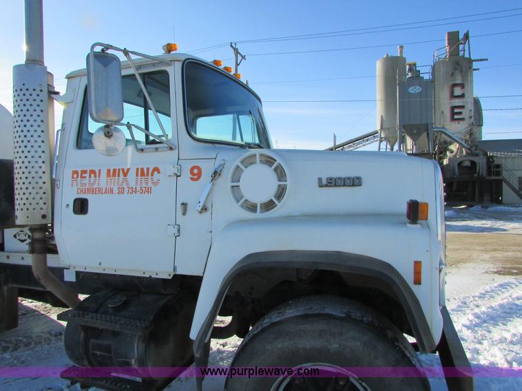 image for item I6660 1991 Ford LT9000 mixer truck
