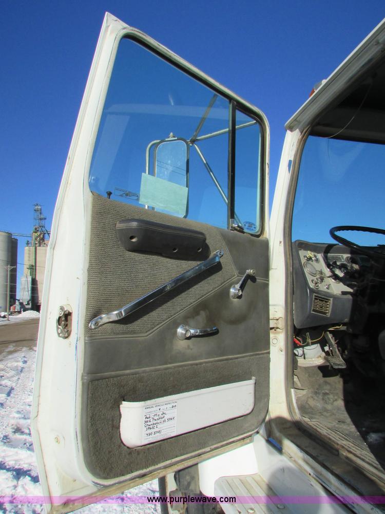 image for item I6660 1991 Ford LT9000 mixer truck