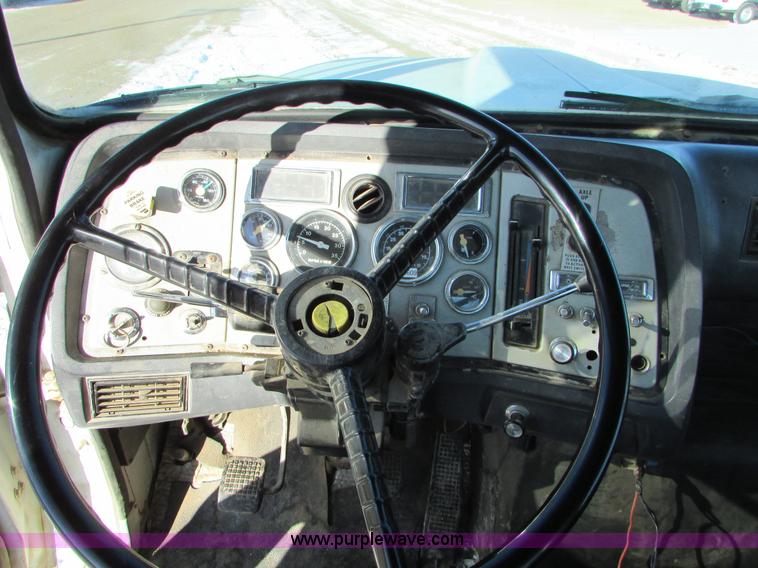 image for item I6660 1991 Ford LT9000 mixer truck