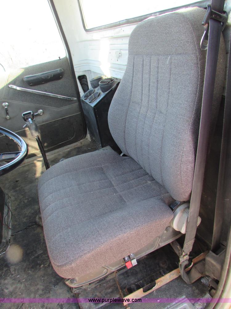 image for item I6660 1991 Ford LT9000 mixer truck