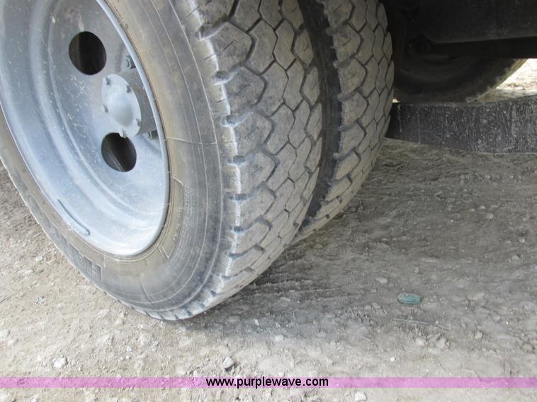 image for item I8787 1994 GMC Sierra 3500 bucket truck